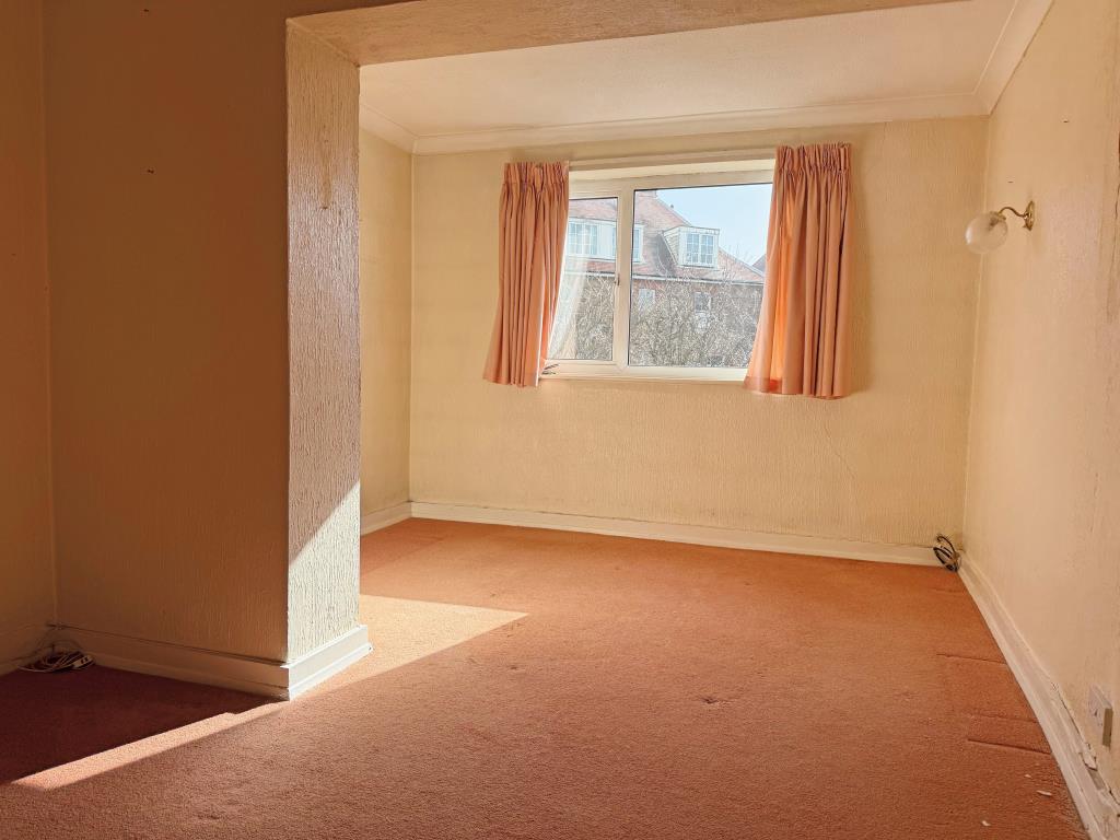 Lot: 125 - SUBSTANTIAL PROPERTY ARRANGED AS TWO FLATS IN NEED OF REFURBISHMENT - FF living room to rear with window